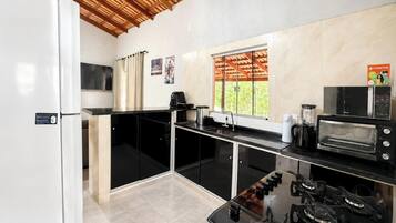Cottage, 4 phòng ngủ, có thể sử dụng hồ bơi, quang cảnh vườn | Bếp riêng | Tủ lạnh, lò vi sóng, dụng cụ nấu nướng/bát dĩa/dao nĩa, bàn ăn