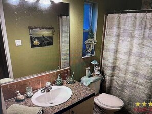 Bathroom - Peaceful 3-bedroom house with AC in Flagler Beach (Flagler Beach)