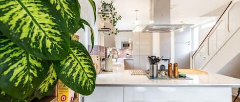 Réfrigérateur, micro-ondes, lave-vaisselle, cafetière/bouilloire
