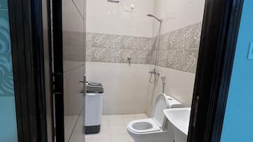 Estudi Deluxe | Bany | Dutxa, tovalloles, sabó i xampú