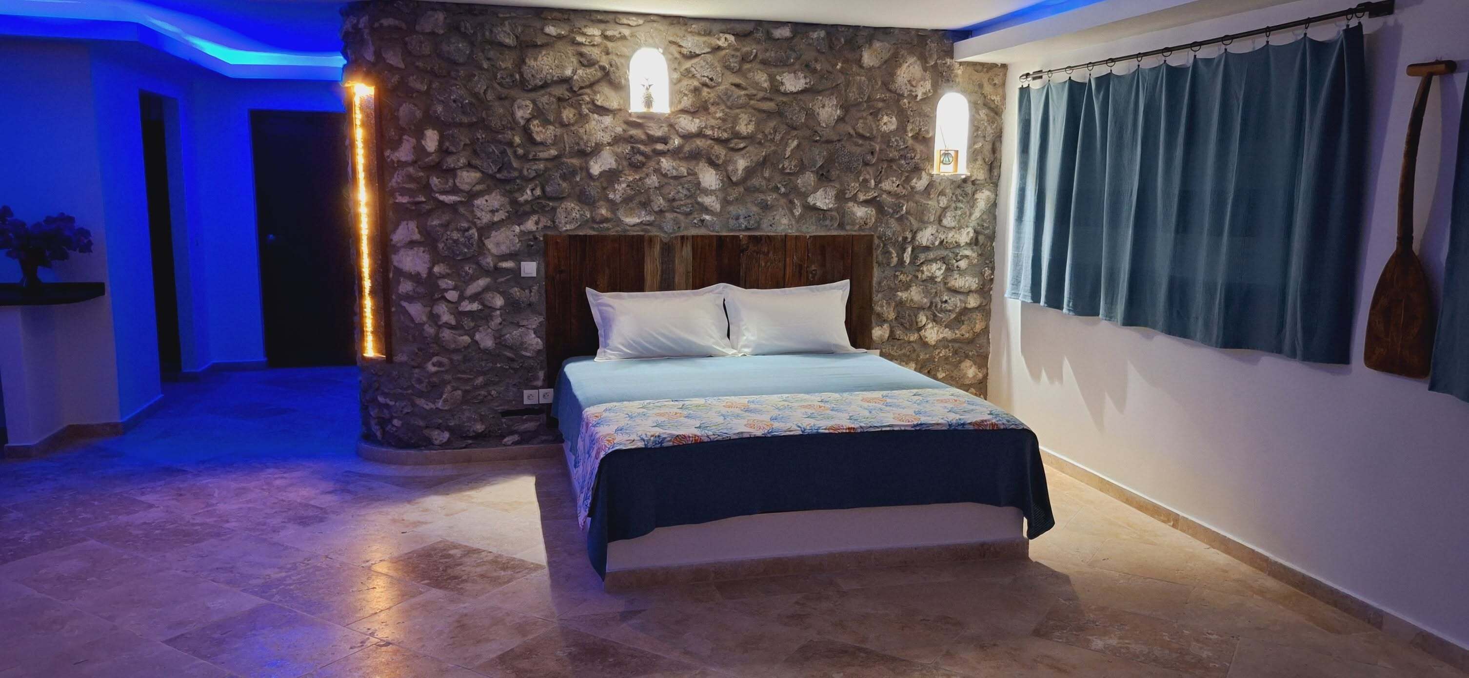 Habitación cuádruple familiar, vista a la playa | Espacio para trabajar con laptop y wifi gratis 