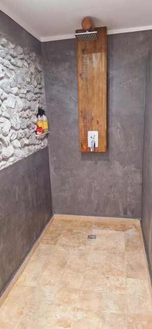 Habitación cuádruple familiar, vista a la playa | Baño | Amenidades de baño gratuitas, toallas, jabón, shampoo 
