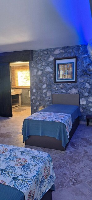 Habitación cuádruple familiar, vista a la playa | Espacio para trabajar con laptop y wifi gratis 
