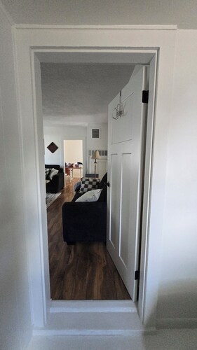 Cute 2-bedroom house with AC in charming centrally located near park in Riverton