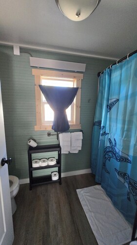 Cute 2-bedroom house with AC in charming centrally located near park in Riverton