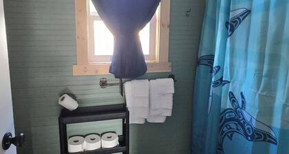 Cute 2-bedroom house with AC in charming centrally located near park in Riverton