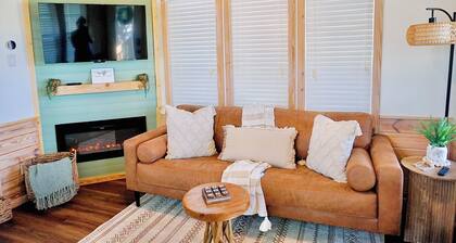 Cozy 1 bedroom 1 bath with loft tiny home 2 pools & hot tub Lake Travis