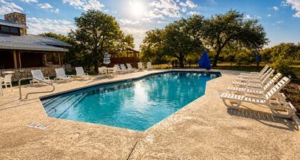 Cozy 1 bedroom 1 bath with loft tiny home 2 pools & hot tub Lake Travis