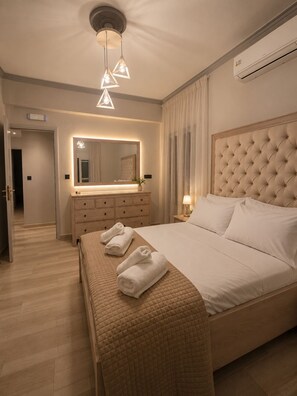 Ein Hotelzimmer mit einem großen Bett, einem Schminktisch, einem Spiegel und einer Deckenleuchte.