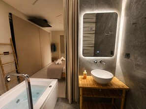 Dusche, Whirlpool, Haartrockner, Handtücher