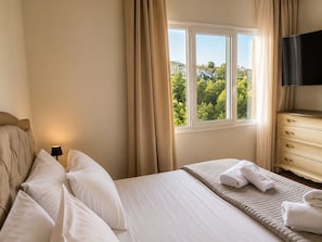 3 slaapkamers, een strijkplank/strijkijzer, gratis wifi, beddengoed
