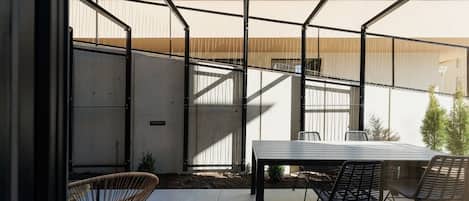 アパートメント キッチン ガーデンビュー | 屋外ダイニングエリア