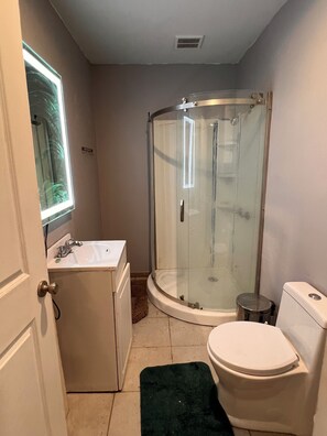 Bathroom - Adorable 1-bedroom apartment with AC in lively Los Angeles (Los Angeles)