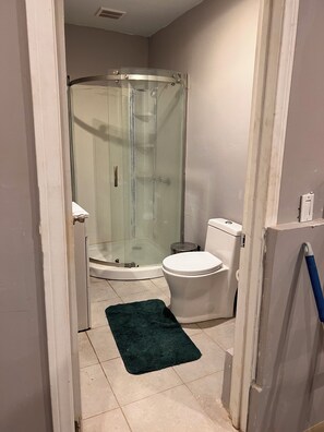 Bathroom - Adorable 1-bedroom apartment with AC in lively Los Angeles (Los Angeles)