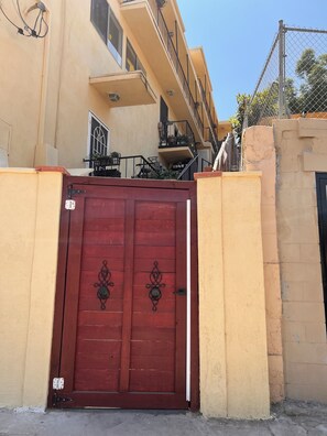 Exterior detail - Adorable 1-bedroom apartment with AC in lively Los Angeles (Los Angeles)