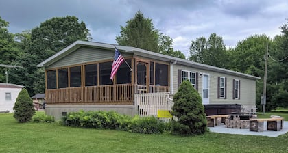Cozy 3-Bedroom Retreat with Hot Tub near Pymatuning Lake & Snodgrass Boat Launch