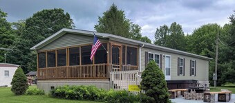 Cozy 3-Bedroom Retreat with Hot Tub near Pymatuning Lake & Snodgrass Boat Launch