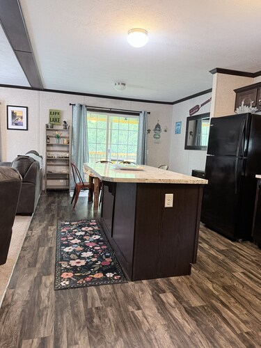 Cozy 3-Bedroom Retreat with Hot Tub near Pymatuning Lake & Snodgrass Boat Launch