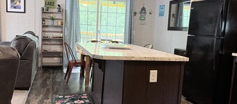Cozy 3-Bedroom Retreat with Hot Tub near Pymatuning Lake & Snodgrass Boat Launch