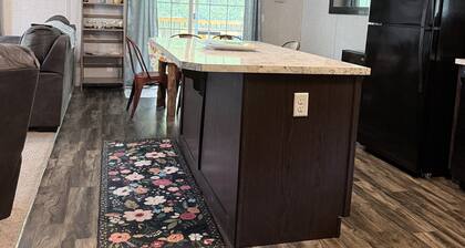 Cozy 3-Bedroom Retreat with Hot Tub near Pymatuning Lake & Snodgrass Boat Launch