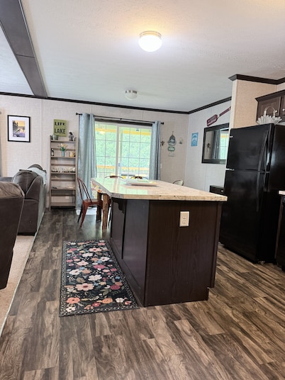 Cozy 3-Bedroom Retreat with Hot Tub near Pymatuning Lake & Snodgrass Boat Launch
