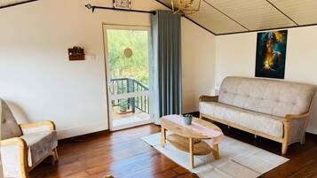 Luxury Apartment, Balcony, Lake View | Living area