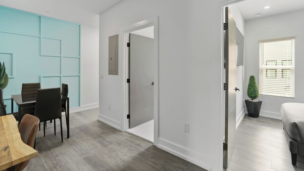 Een modern interieur met een eethoek, een slaapkamer en een badkamer.