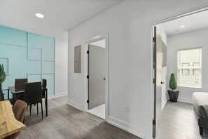 Ein modernes Interieur mit Essbereich, Schlafzimmer und Badezimmer.