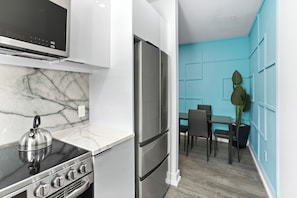 A kitchen with a stove, oven, and refrigerator. - Hyde Park 1/1 private residence 3 (Tampa)