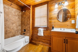 Bathroom - Family Retreat Near Gruene & Schlitterbahn (New Braunfels)