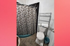 Regadera, toallas, papel de baño 