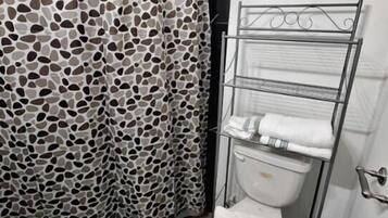 Dusche, Handtücher, Toilettenpapier