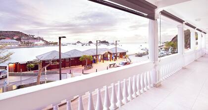 Beautiful 2-bedroom apartment overlooking the harbor with terrace