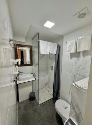 Shower, hair dryer, towels, soap - HOTEL PERLA (Sarajevo)
