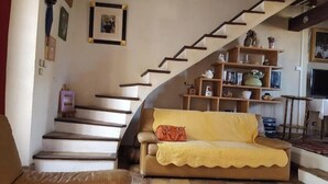 Living area - A quiet, authentic Provençal-style house. In the historic center of the village. (Vedène)