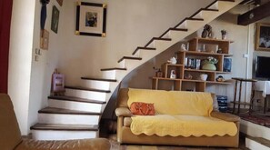 Living area - A quiet, authentic Provençal-style house. In the historic center of the village. (Vedène)