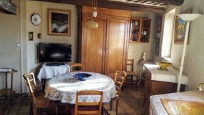 Dining - A quiet, authentic Provençal-style house. In the historic center of the village. (Vedène)