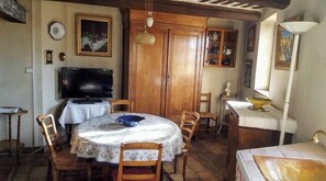 Dining - A quiet, authentic Provençal-style house. In the historic center of the village. (Vedène)