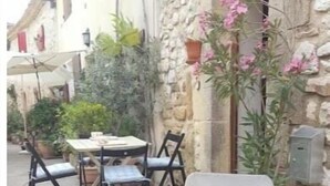 Outdoor dining - A quiet, authentic Provençal-style house. In the historic center of the village. (Vedène)