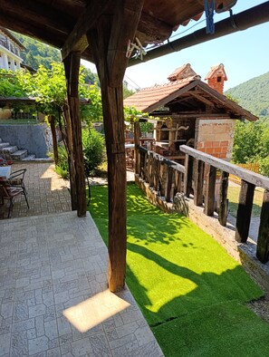 Outdoor dining - Cozy 1-bedroom studio in pleasant Mošćenička Draga with AC (Mošćenička Draga)