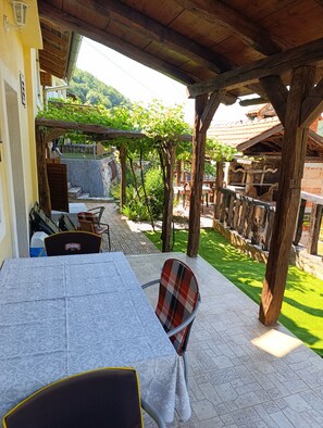 Outdoor dining - Cozy 1-bedroom studio in pleasant Mošćenička Draga with AC (Mošćenička Draga)
