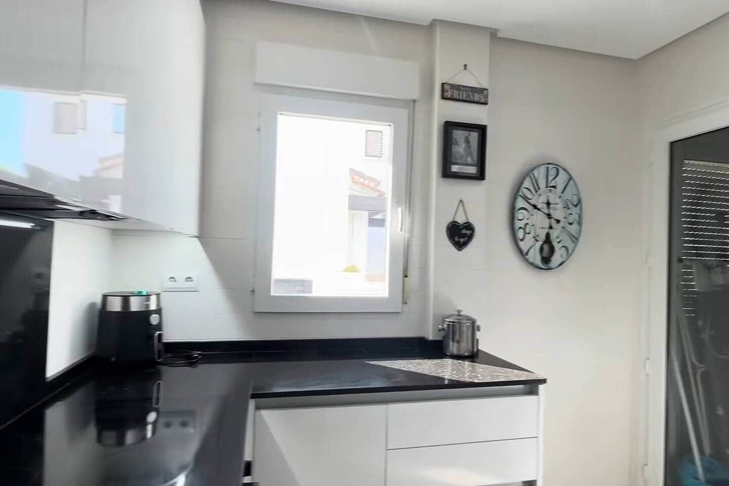 Frigorífico, horno y placa de cocina