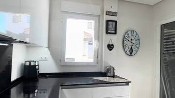 Frigorífico, horno y placa de cocina