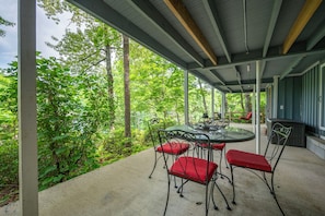 Outdoor dining - Sunrise Suprise - Guest Favorite - Lakefront (Lake Lure)