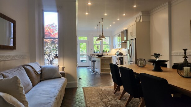 Una cucina moderna con zona pranzo, divano e vista sull'esterno.