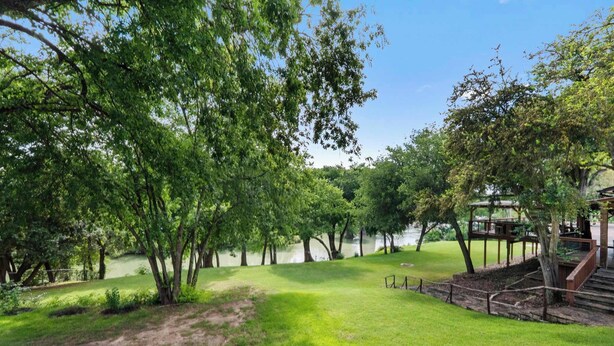 A park with trees, a grassy area, and a wooden structure. - Hill Country Retreat Near Gruene & Rivers (New Braunfels)