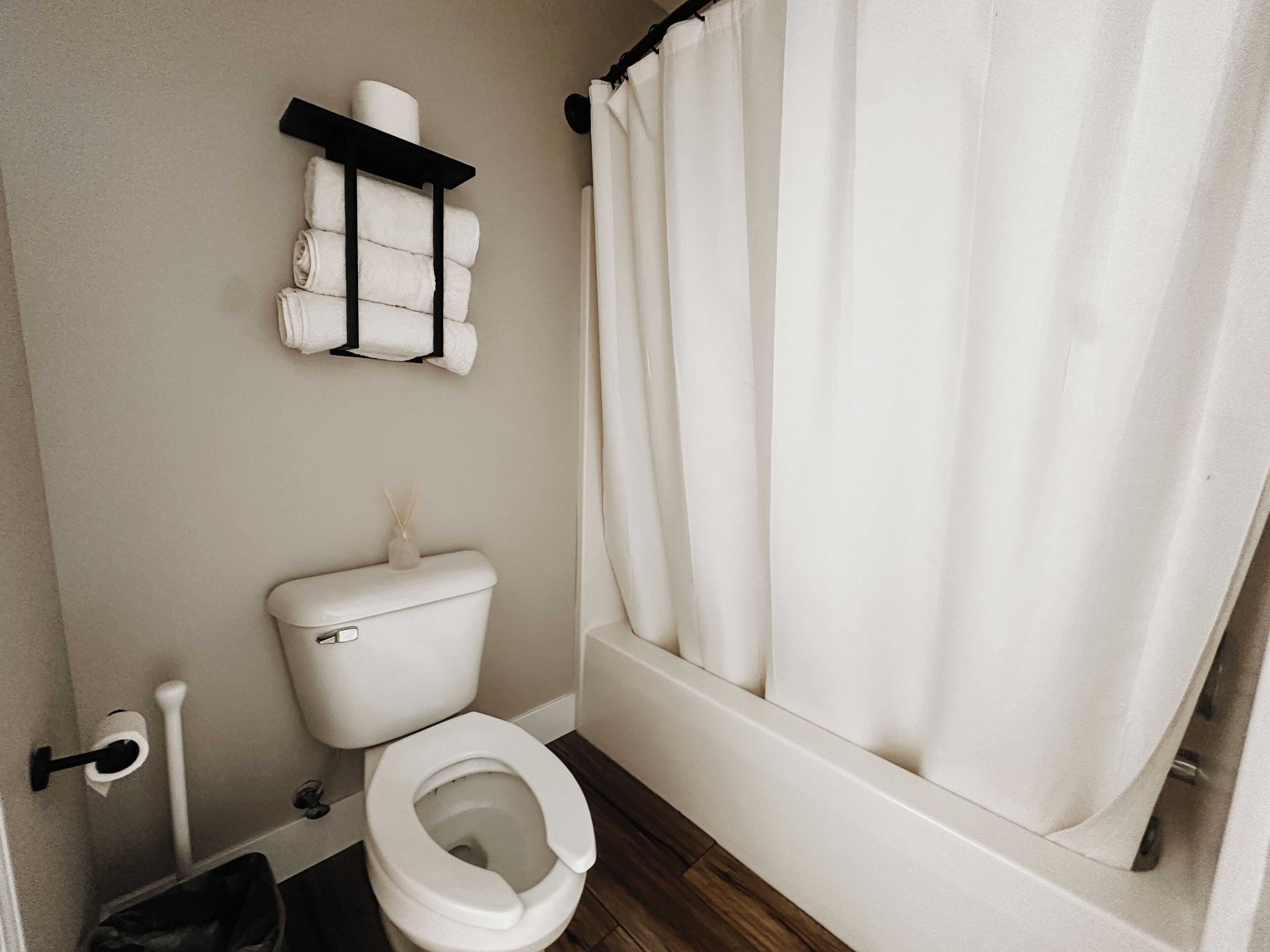 Secadora de cabello, toallas, jabón, papel de baño 