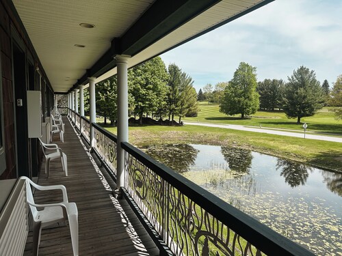 Cozy Resort Condo in Bellaire- Golf, Ski, Lake & Family Fun