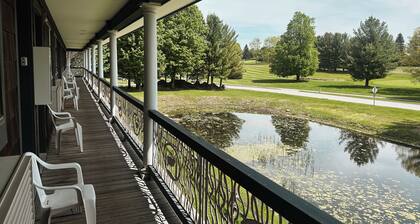 Cozy Resort Condo in Bellaire- Golf, Ski, Lake & Family Fun
