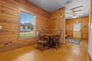 Dining - Cozy Retreat Near Gruene & Comal River (New Braunfels)
